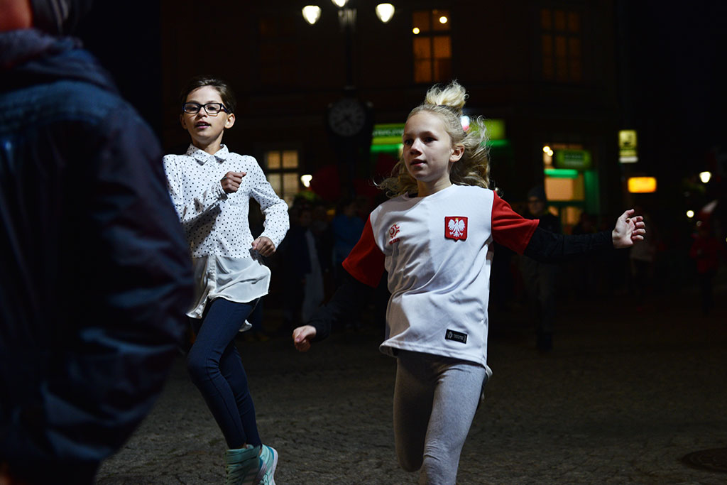Dzieci, młodzież i kijkarze na Biegu Niepodległości