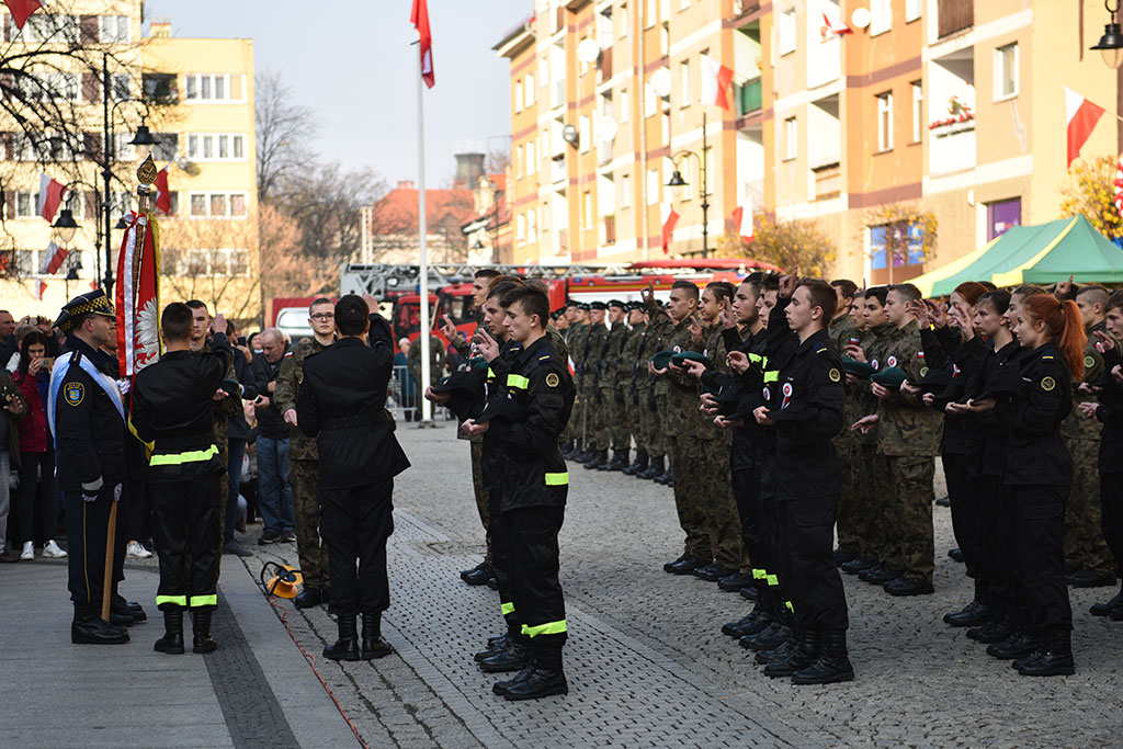 Uczniowie klas mundurowych ślubowali Biało – Czerwonej