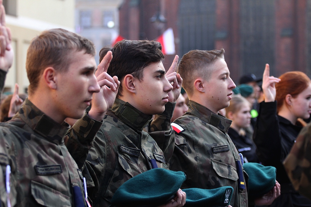 Klasy mundurowe ślubowały na płycie Rynku             
