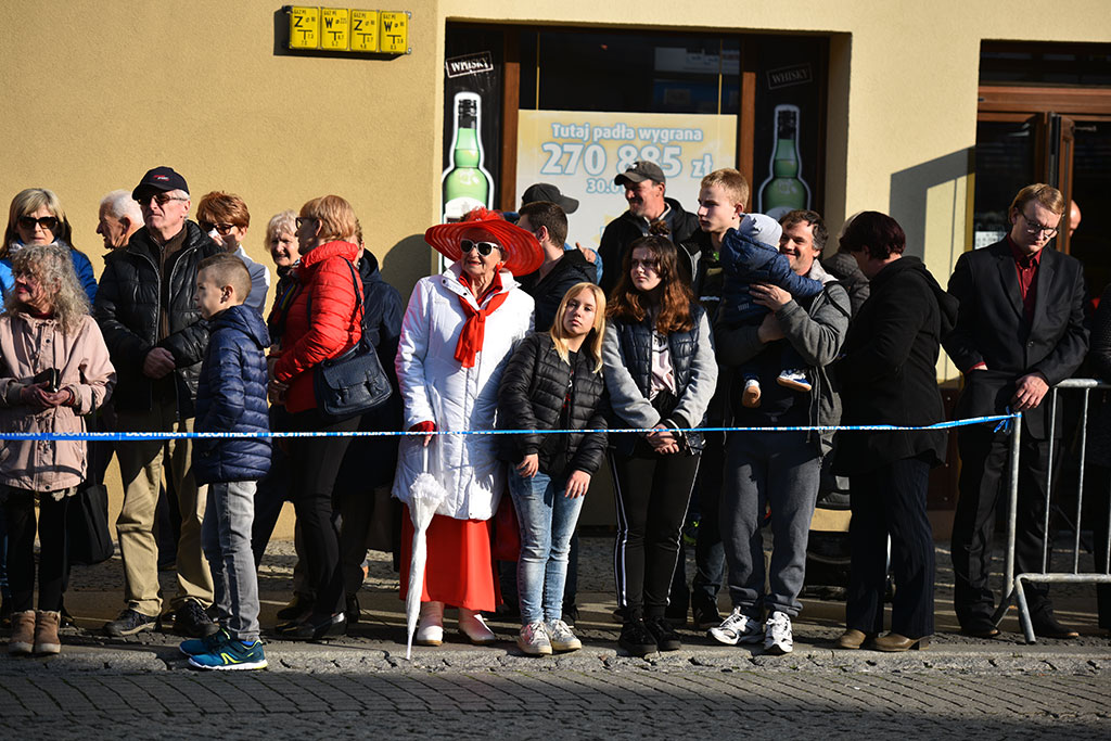 Uczniowie klas mundurowych ślubowali Biało – Czerwonej
