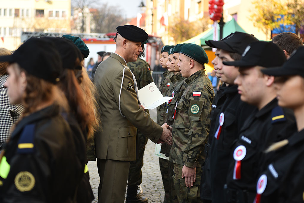 Uczniowie klas mundurowych ślubowali Biało – Czerwonej