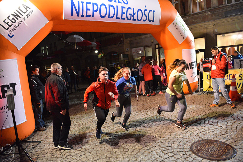 Dzieci, młodzież i kijkarze na Biegu Niepodległości