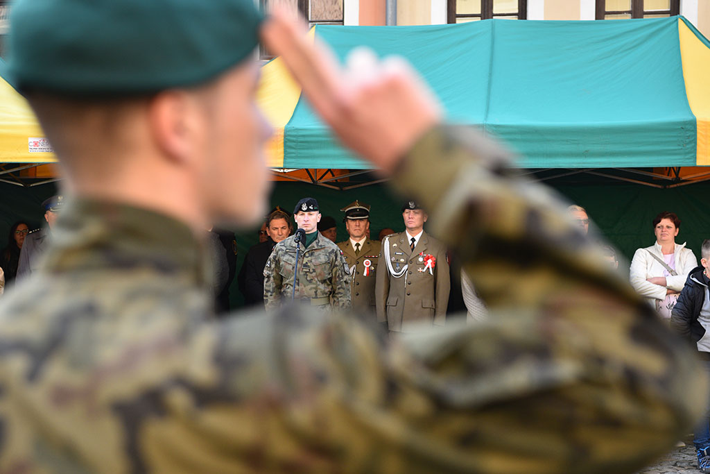 Uczniowie klas mundurowych ślubowali Biało – Czerwonej