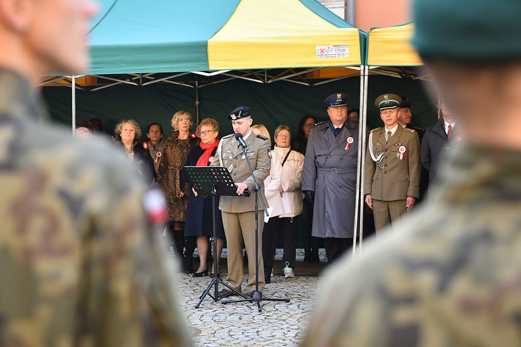 Uczniowie klas mundurowych ślubowali Biało – Czerwonej