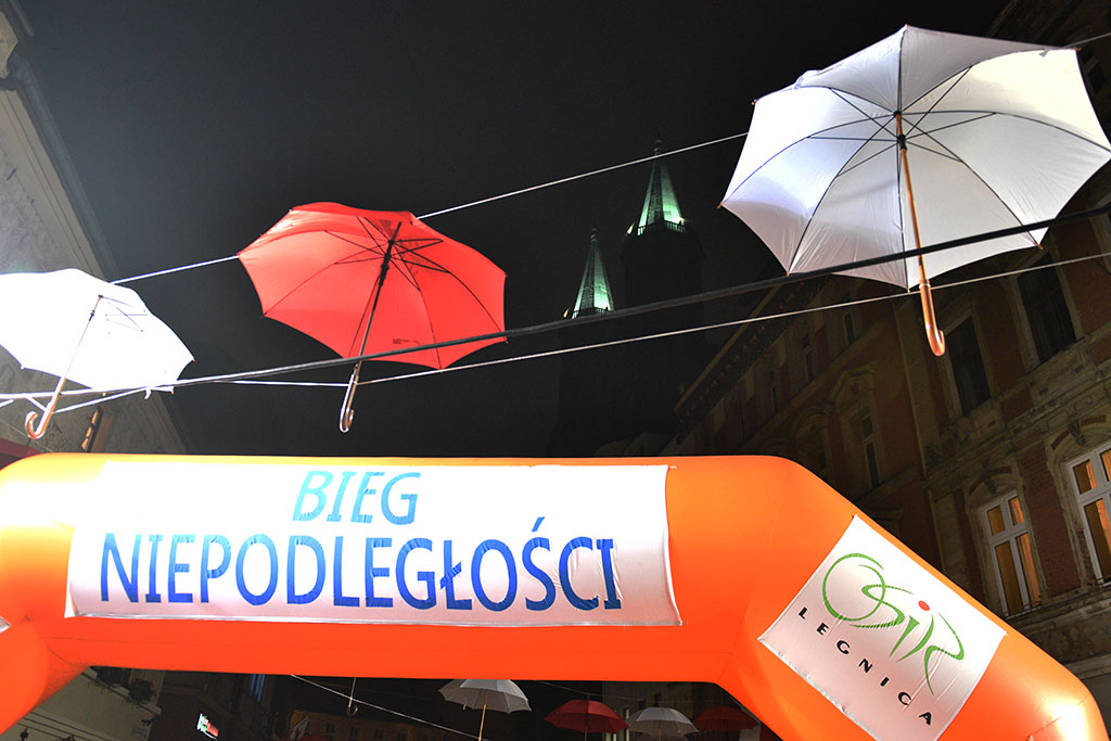 Dzieci, młodzież i kijkarze na Biegu Niepodległości