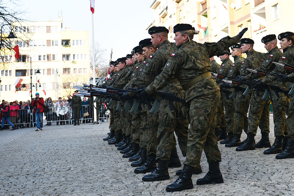 Uczniowie klas mundurowych ślubowali Biało – Czerwonej