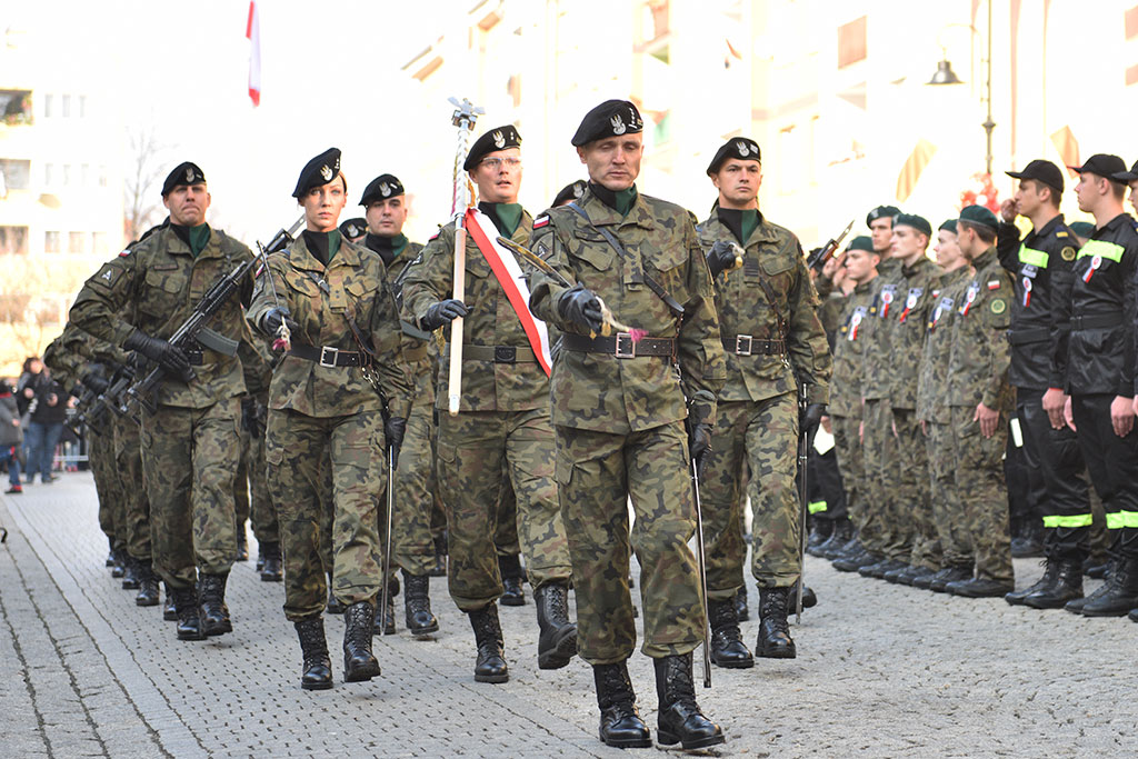 Uczniowie klas mundurowych ślubowali Biało – Czerwonej