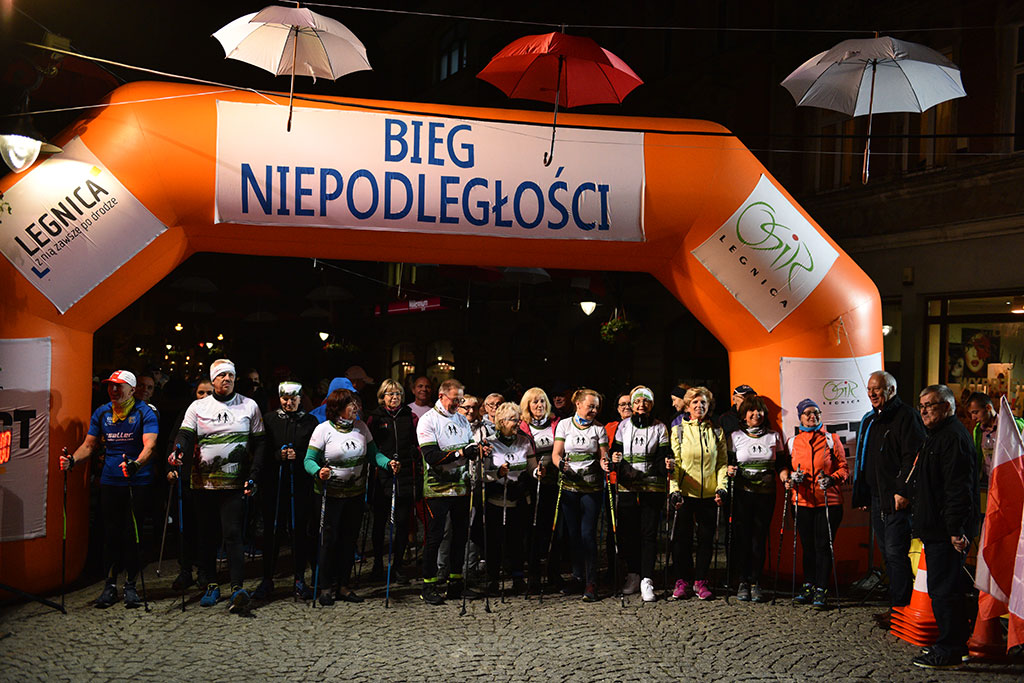 Dzieci, młodzież i kijkarze na Biegu Niepodległości