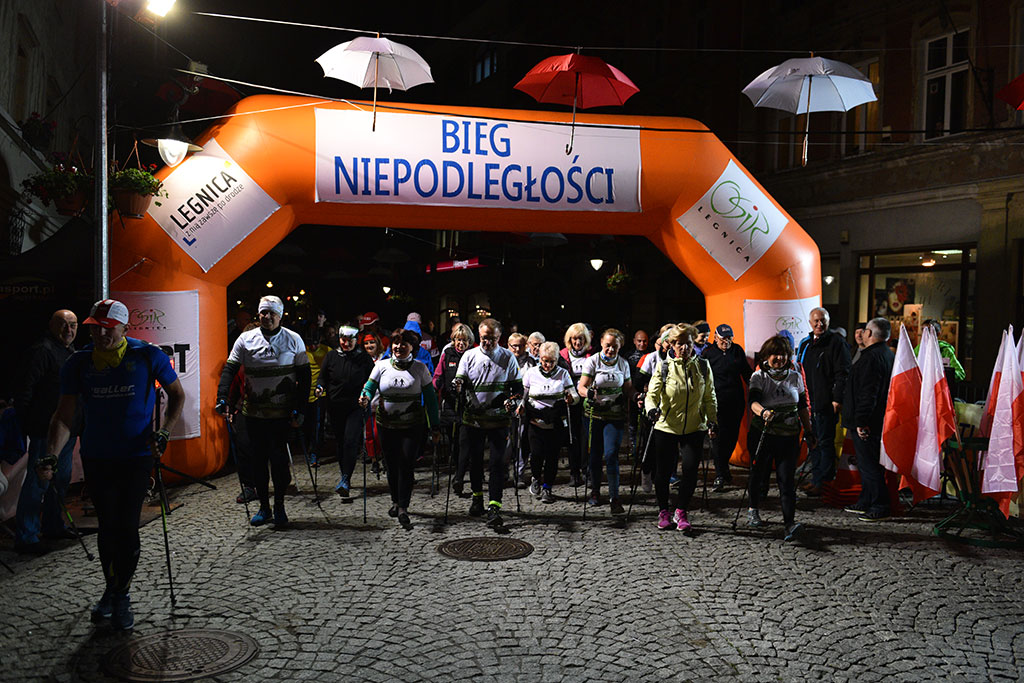 Dzieci, młodzież i kijkarze na Biegu Niepodległości