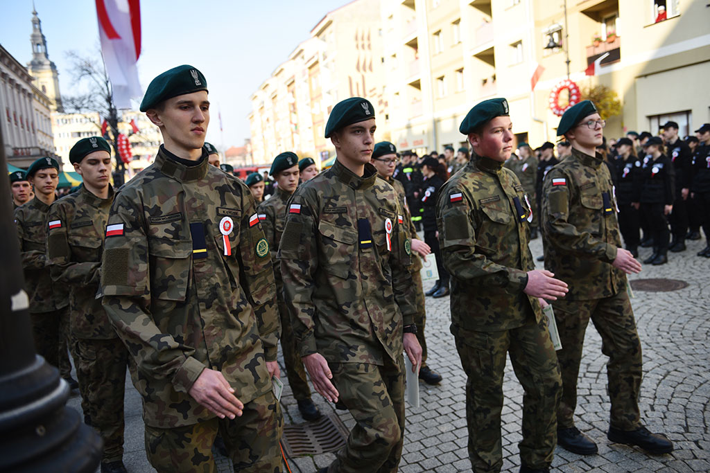 Uczniowie klas mundurowych ślubowali Biało – Czerwonej