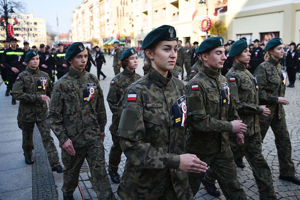 Uczniowie klas mundurowych ślubowali Biało – Czerwonej