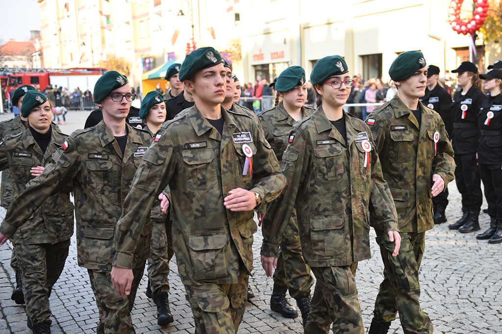 Uczniowie klas mundurowych ślubowali Biało – Czerwonej