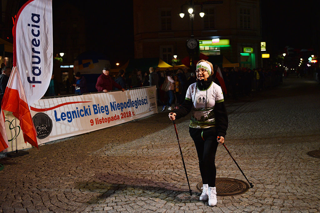 Dzieci, młodzież i kijkarze na Biegu Niepodległości