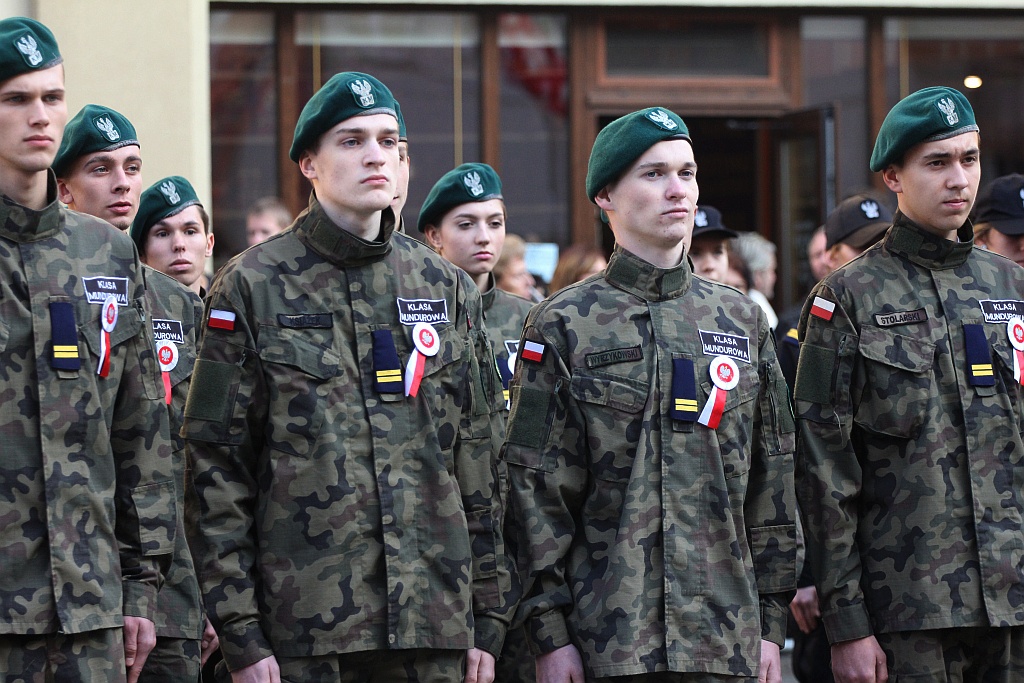 Klasy mundurowe ślubowały na płycie Rynku             
