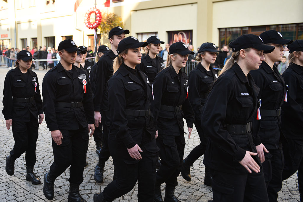Uczniowie klas mundurowych ślubowali Biało – Czerwonej