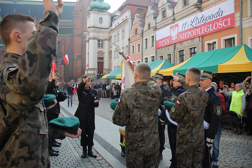 Klasy mundurowe ślubowały na płycie Rynku             

