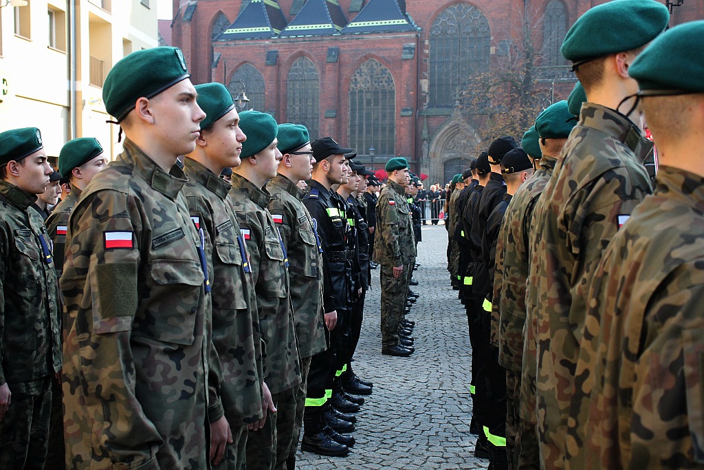 Klasy mundurowe ślubowały na płycie Rynku             
