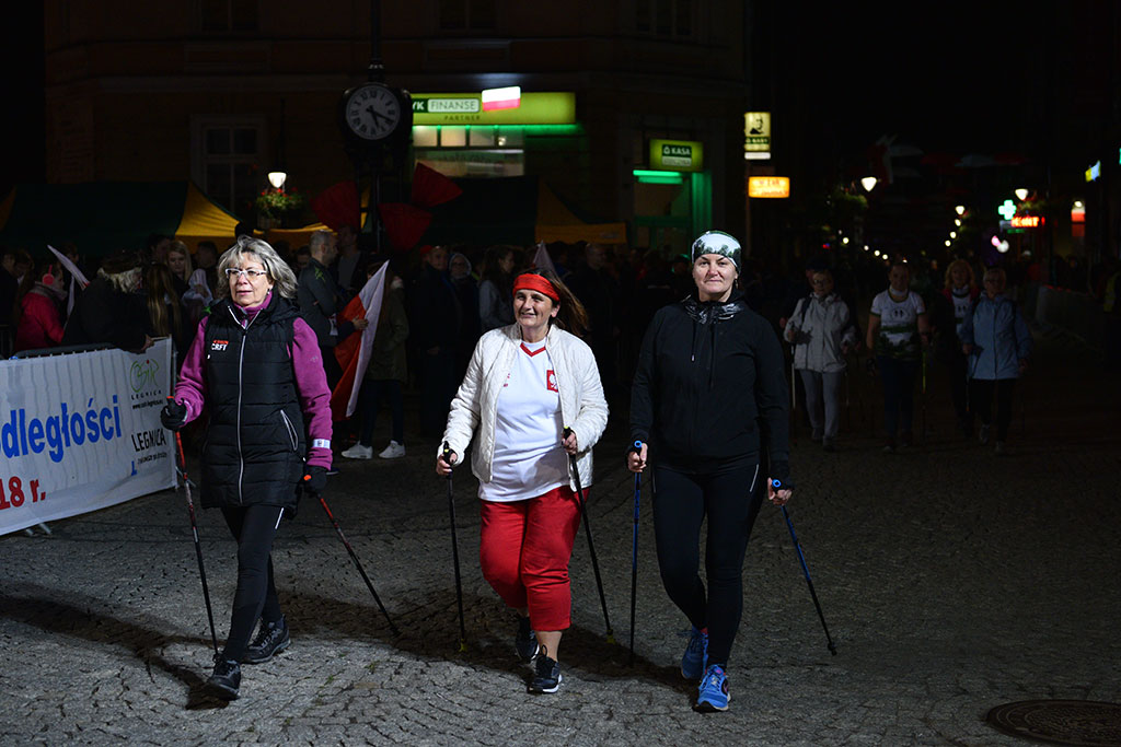 Dzieci, młodzież i kijkarze na Biegu Niepodległości