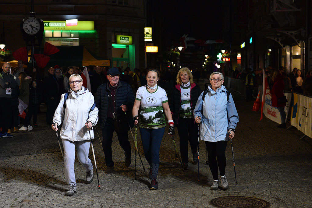 Dzieci, młodzież i kijkarze na Biegu Niepodległości