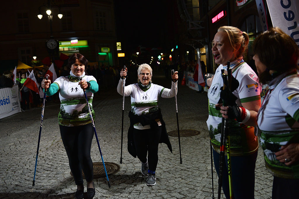 Dzieci, młodzież i kijkarze na Biegu Niepodległości