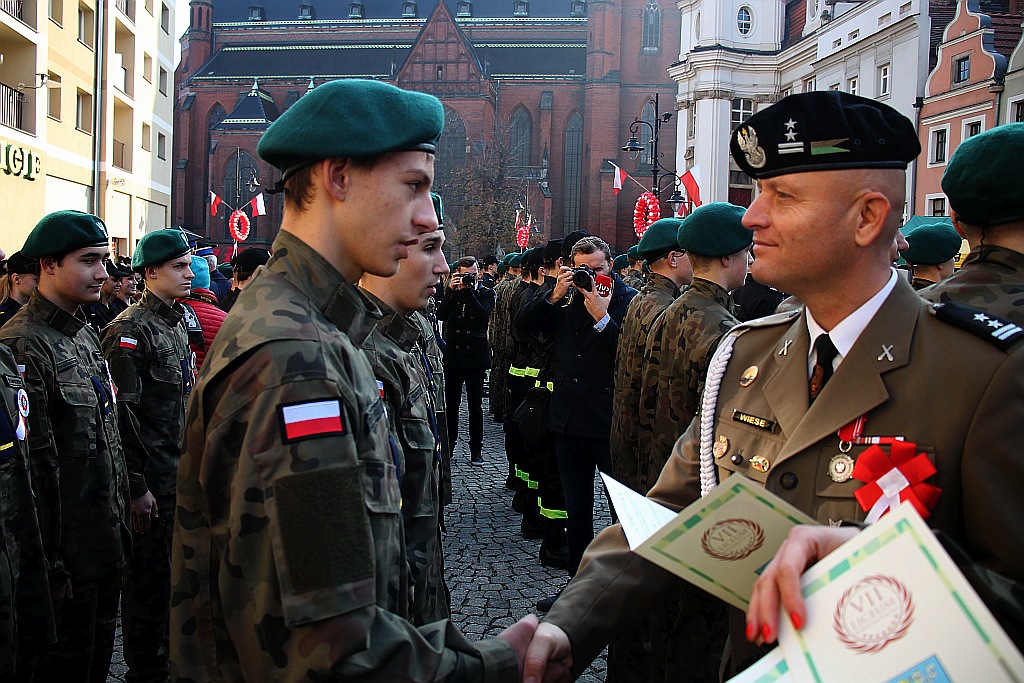 Klasy mundurowe ślubowały na płycie Rynku             
