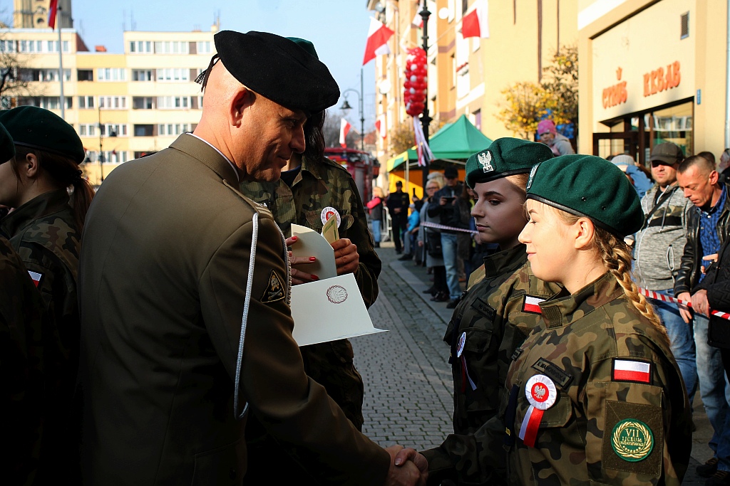 Klasy mundurowe ślubowały na płycie Rynku             
