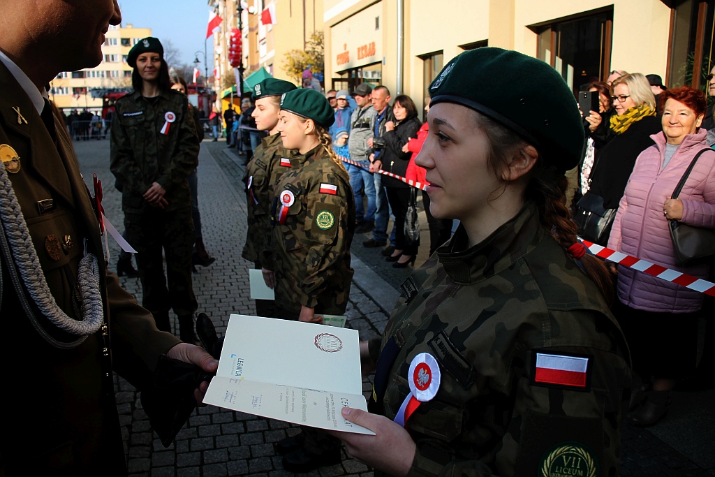 Klasy mundurowe ślubowały na płycie Rynku             
