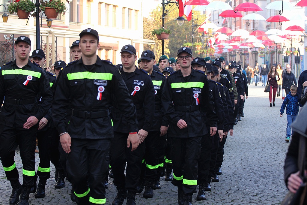 Klasy mundurowe ślubowały na płycie Rynku             
