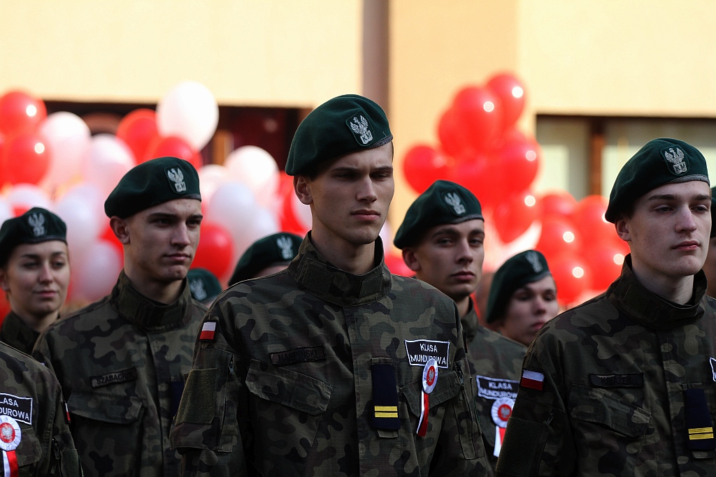 Klasy mundurowe ślubowały na płycie Rynku             
