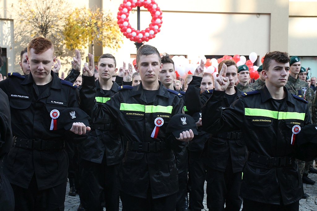 Klasy mundurowe ślubowały na płycie Rynku             
