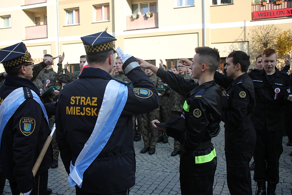 Klasy mundurowe ślubowały na płycie Rynku             
