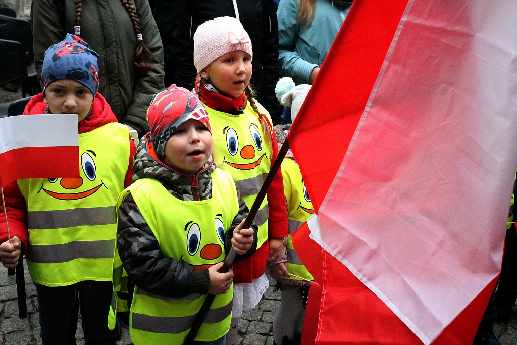 Legniczanie zaśpiewali „Mazurka Dąbrowskiego” w sercu miasta