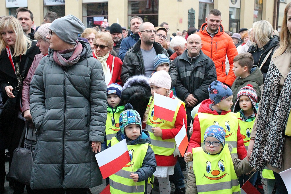 Legniczanie zaśpiewali „Mazurka Dąbrowskiego” w sercu miasta