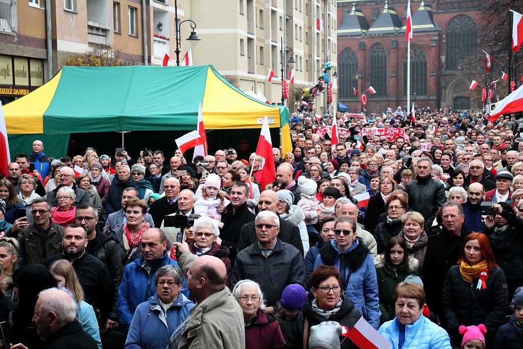 Legniczanie zaśpiewali „Mazurka Dąbrowskiego” w sercu miasta
