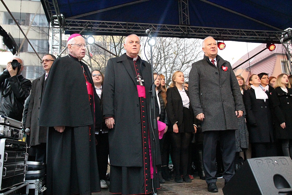 Legniczanie zaśpiewali „Mazurka Dąbrowskiego” w sercu miasta