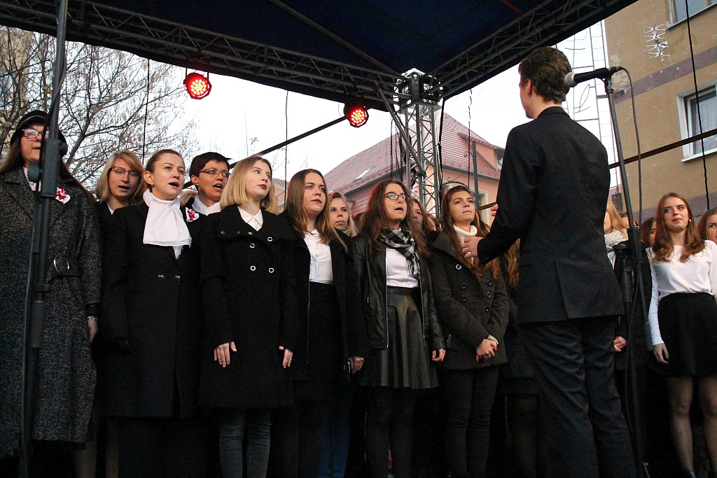 Legniczanie zaśpiewali „Mazurka Dąbrowskiego” w sercu miasta