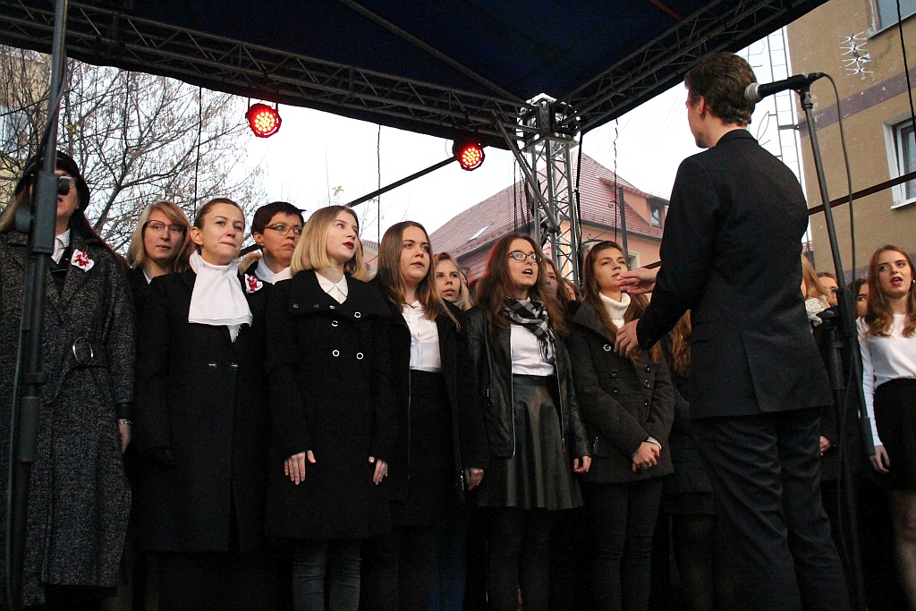 Legniczanie zaśpiewali „Mazurka Dąbrowskiego” w sercu miasta