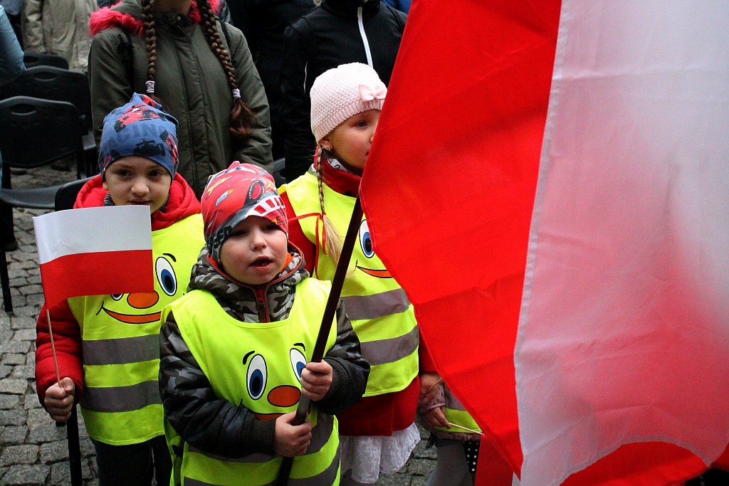 Legniczanie zaśpiewali „Mazurka Dąbrowskiego” w sercu miasta