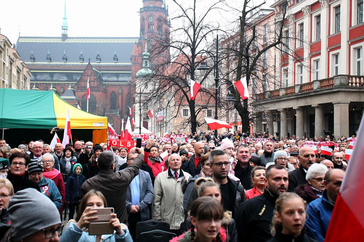 Legniczanie zaśpiewali „Mazurka Dąbrowskiego” w sercu miasta