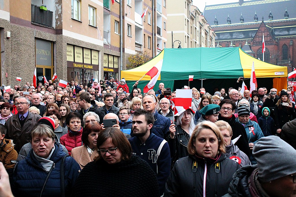 Legniczanie zaśpiewali „Mazurka Dąbrowskiego” w sercu miasta