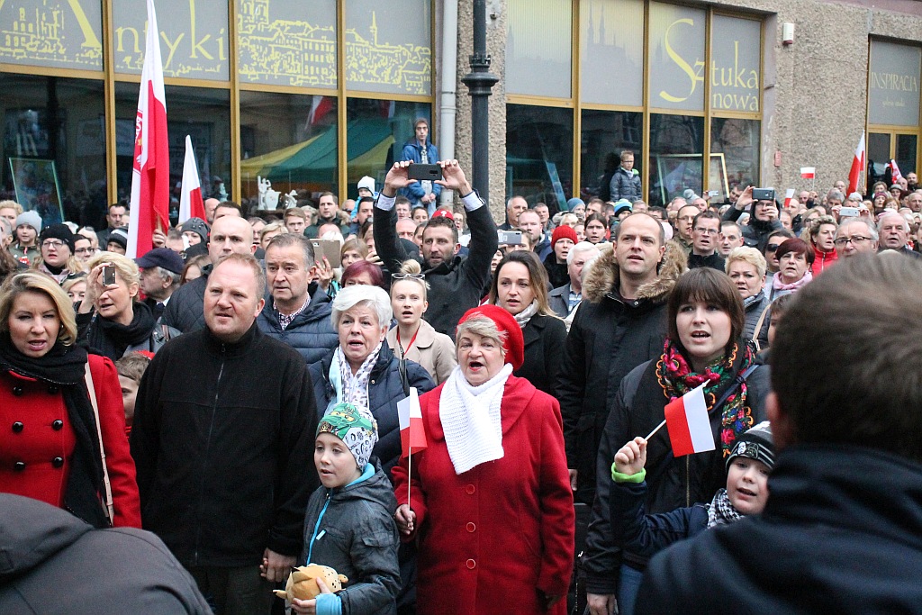 Legniczanie zaśpiewali „Mazurka Dąbrowskiego” w sercu miasta