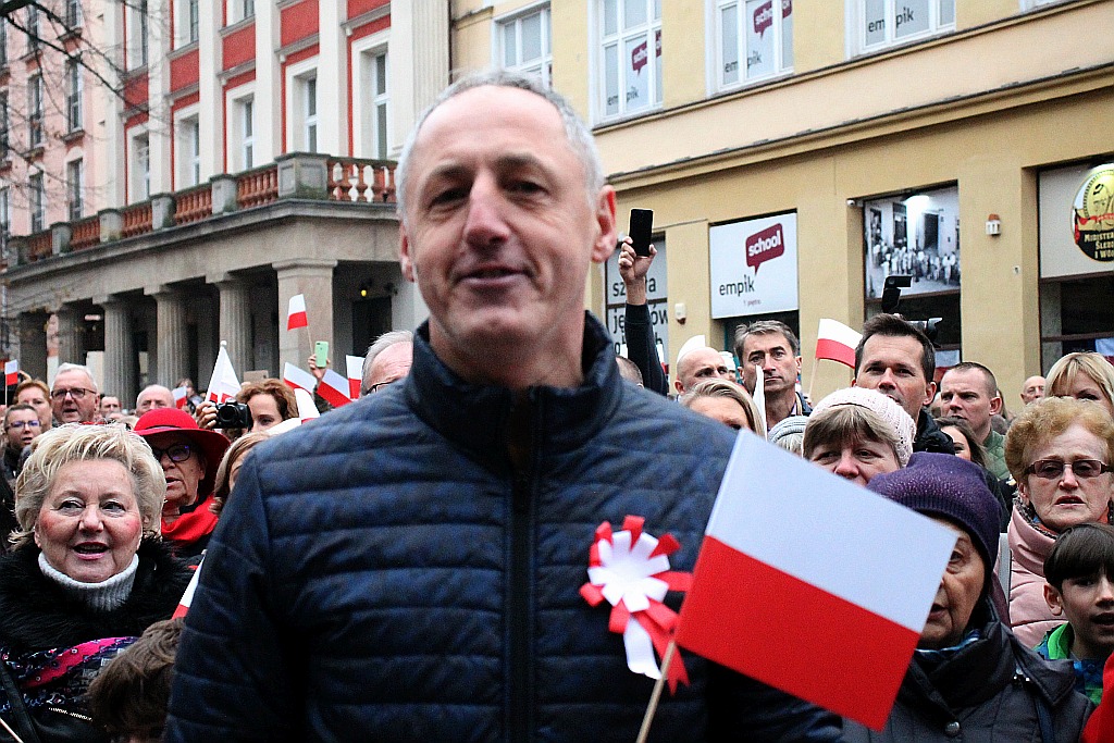 Legniczanie zaśpiewali „Mazurka Dąbrowskiego” w sercu miasta