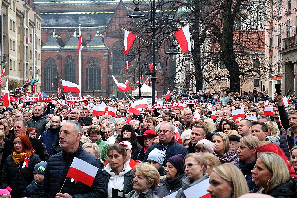 Legniczanie zaśpiewali „Mazurka Dąbrowskiego” w sercu miasta