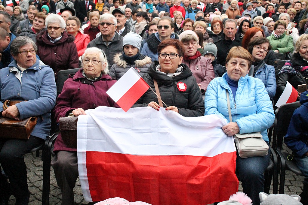 Legniczanie zaśpiewali „Mazurka Dąbrowskiego” w sercu miasta