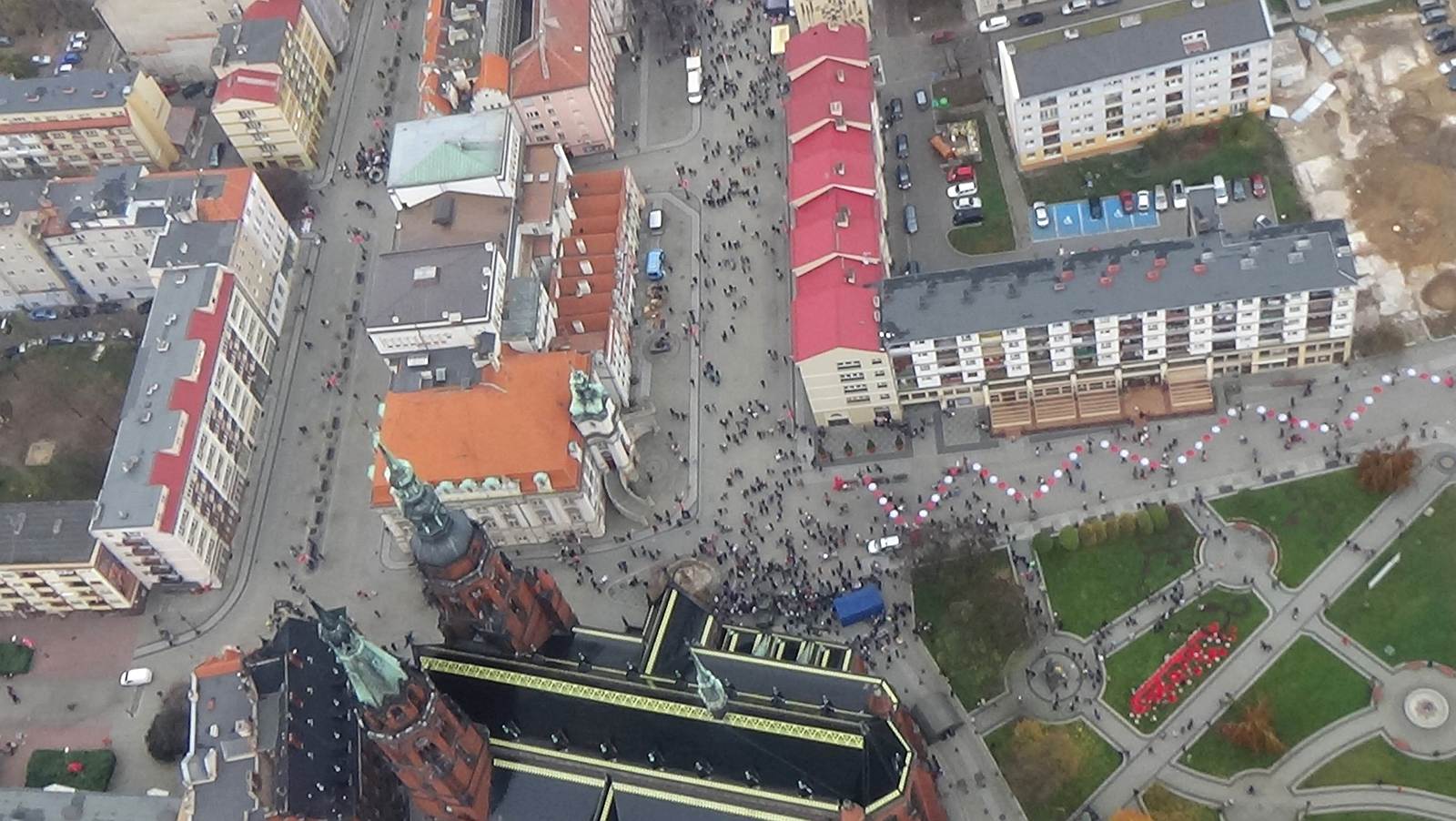 Obchody Święta Niepodległości widziane z motoparalotni AnTonio