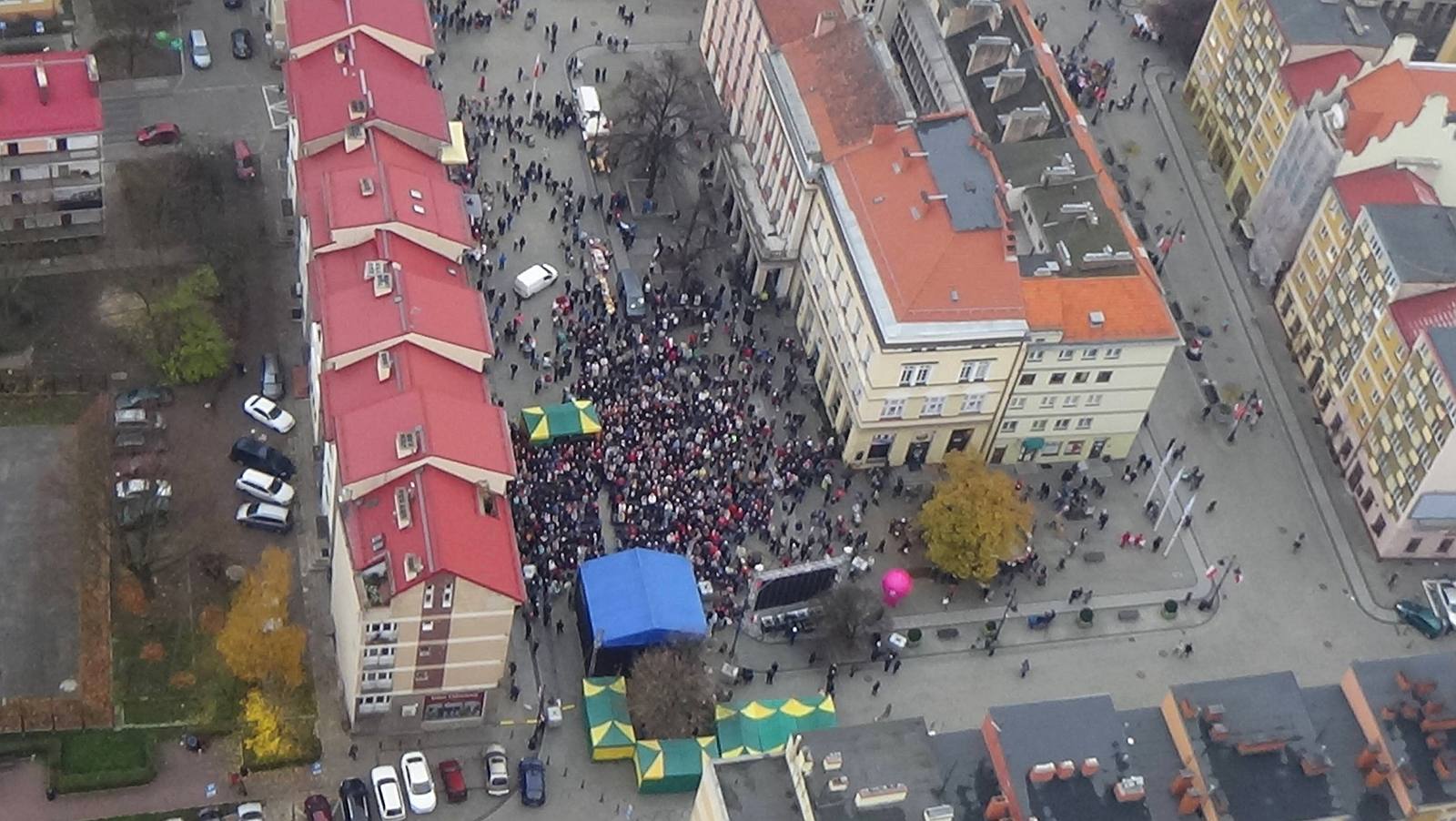Obchody Święta Niepodległości widziane z motoparalotni AnTonio