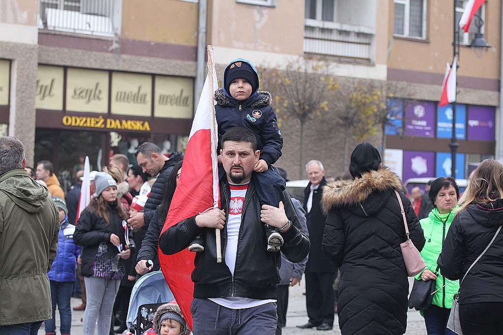 Legniczanie zaśpiewali „Mazurka Dąbrowskiego” w sercu miasta