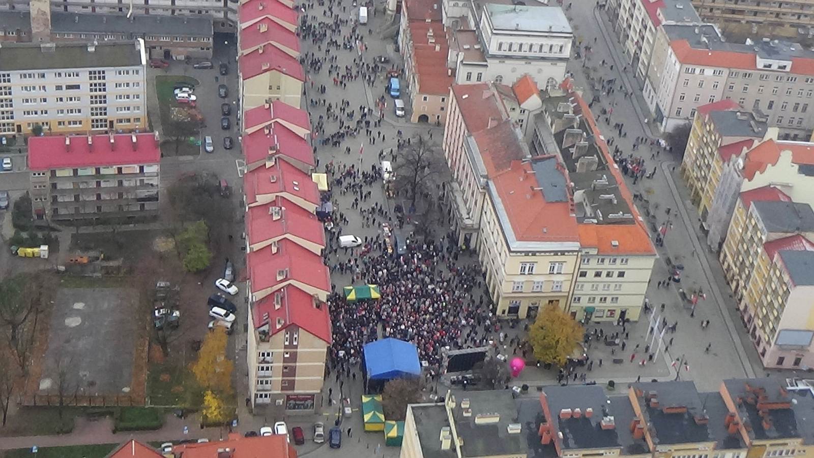 Obchody Święta Niepodległości widziane z motoparalotni AnTonio