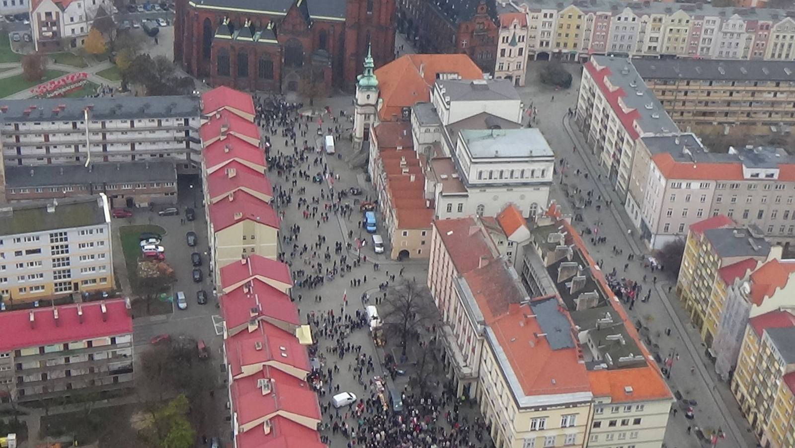 Obchody Święta Niepodległości widziane z motoparalotni AnTonio