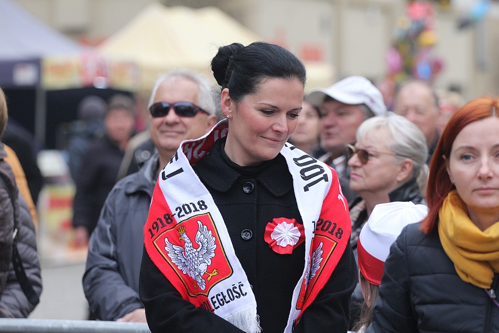 Legniczanie zaśpiewali „Mazurka Dąbrowskiego” w sercu miasta